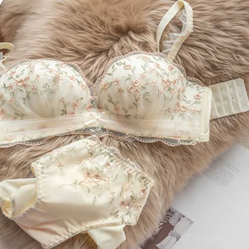 Japanese Style Cup Lingerie Set Push Up Wireless Bra Small Chest Anti-Sagging Top Support Autumn Bralette Panty Set Petite Z260402