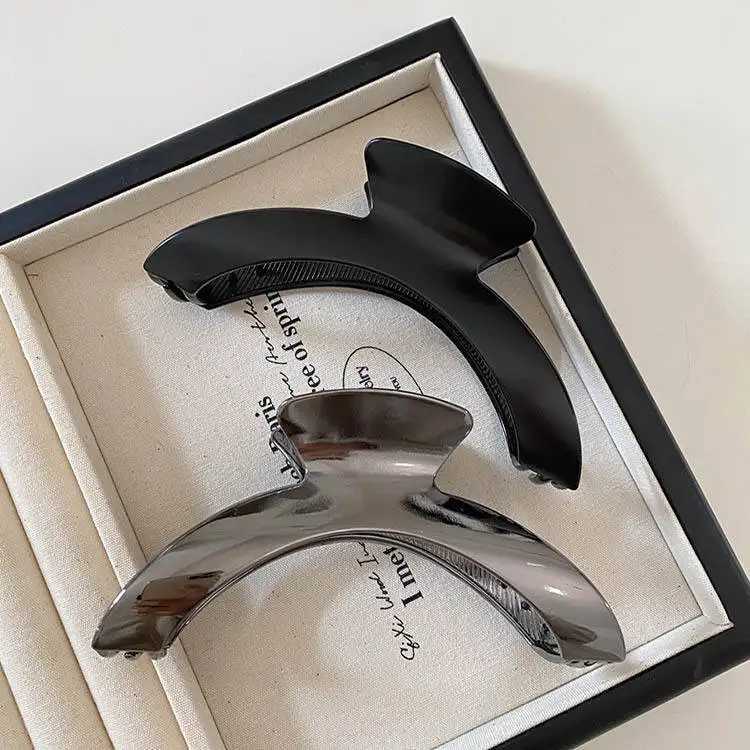 Summer New Arrival Metal Minimalist Style Curved Hair Claw Geometric Versatile Fashion Back-Head Bun Shark Clip Hair Accessory H260402