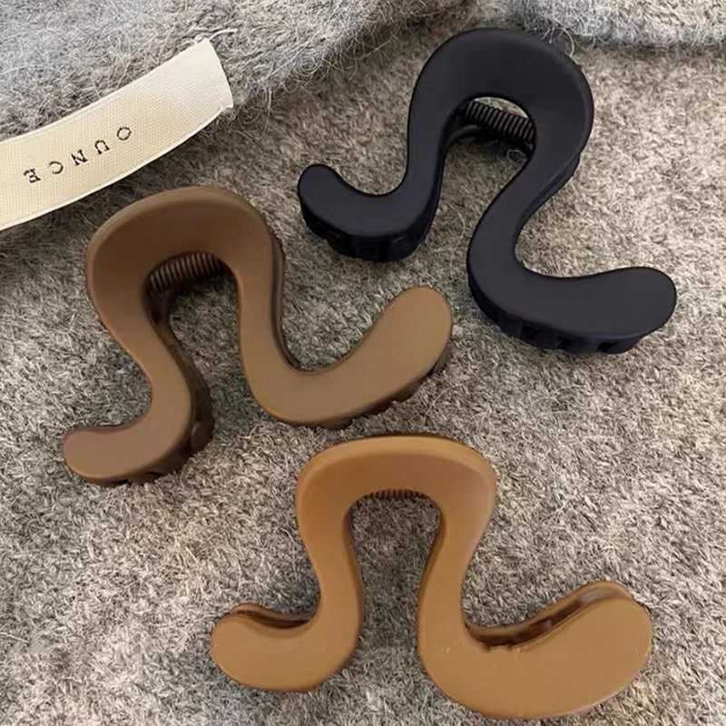 Korean-Style Matte Solid Color Simple Geometric Irregular Hair Clip Fashionable And Elegant Shark Clip For Hair Accessory H260402
