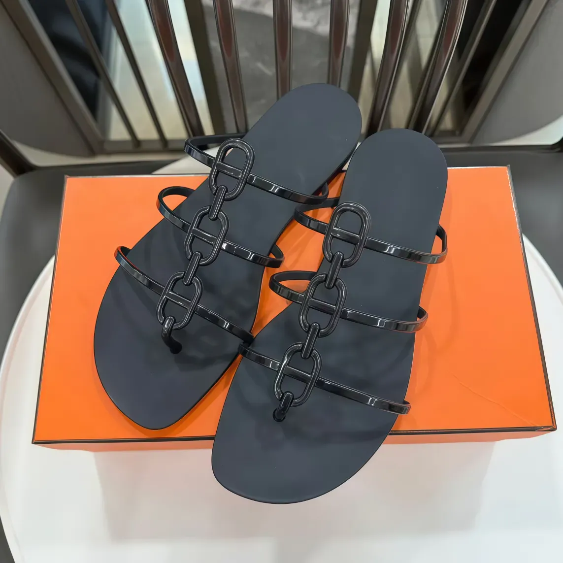 Women's H Chain Pig Nose Flat Slippers Fashion Jelly Flip Flops Beach Shoes for Outdoor Wear Lightweight Non-Slip Summer Sandals for Ladies 35-42