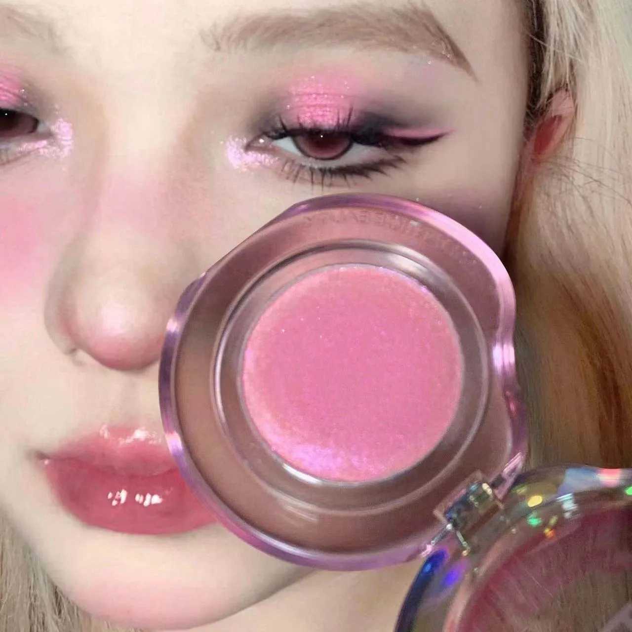 Vientiane Highlighter Powder Palette with Fine Shimmer and Diamond-like Highlights and Contour PowderCreamy Mousse Texture H260402