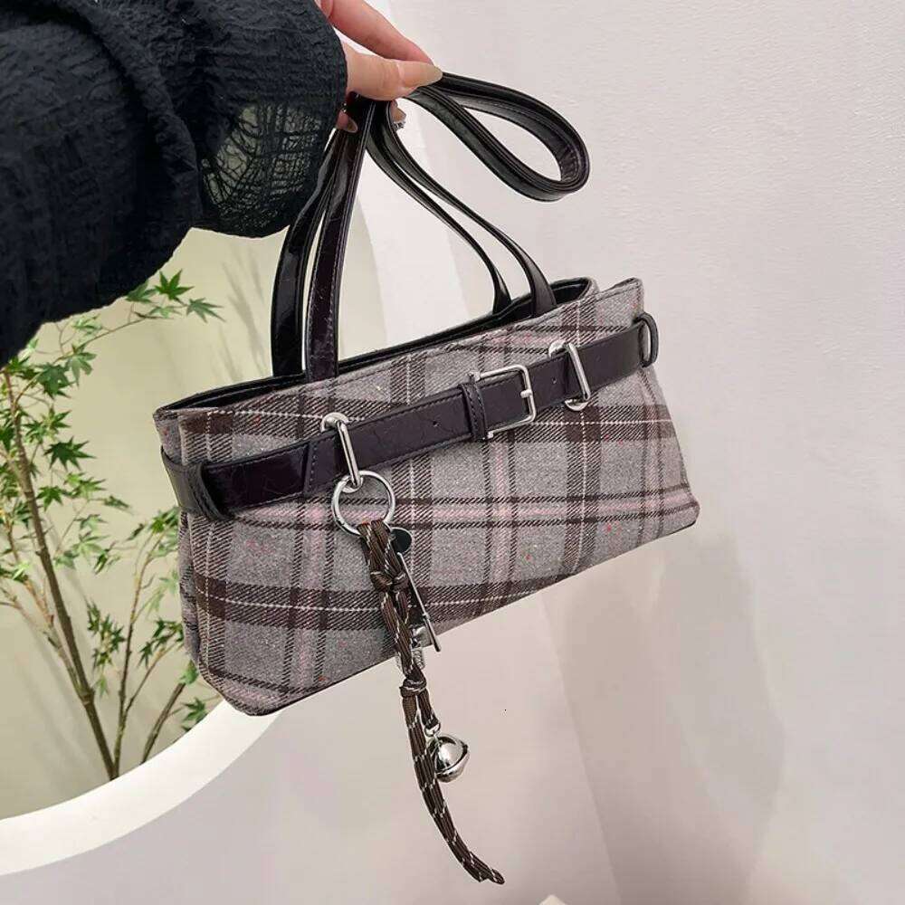 Retro Plaid Women's Shoulder 2026 New Fashionable Textured Tote Bag Versatile Work and Commuting Handbags for Women