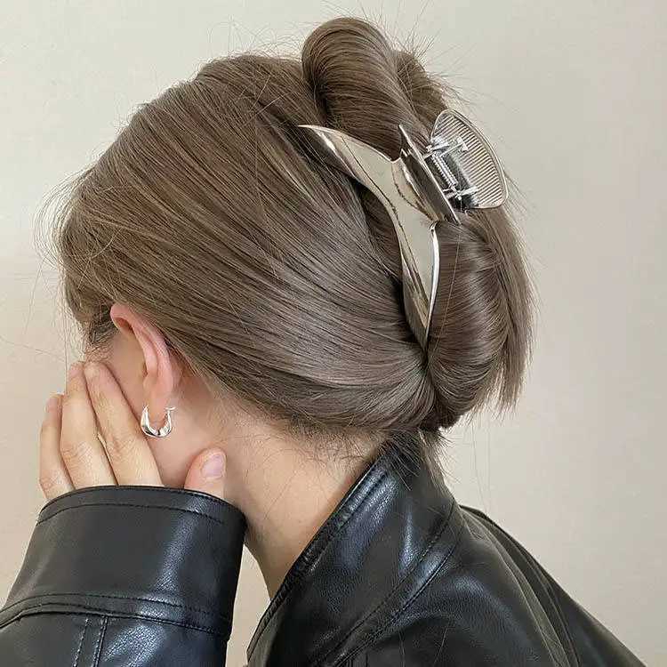 Summer New Arrival Metal Minimalist Style Curved Hair Claw Geometric Versatile Fashion Back-Head Bun Shark Clip Hair Accessory H260402