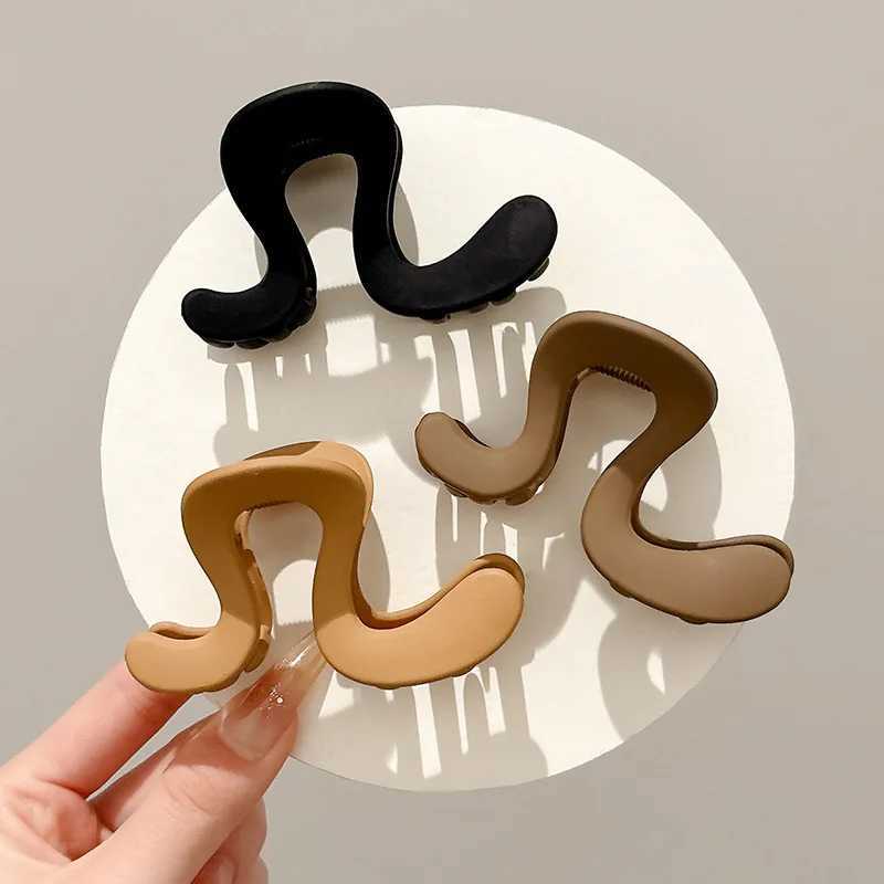 Korean-Style Matte Solid Color Simple Geometric Irregular Hair Clip Fashionable And Elegant Shark Clip For Hair Accessory H260402