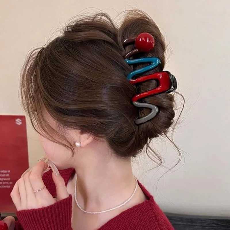 New Fashion Red Wave Hair Claw Clip for Women Korean Sweet Acrylic Bead Large Shark Clip Ponytail Headwear Hair Accessories H260402