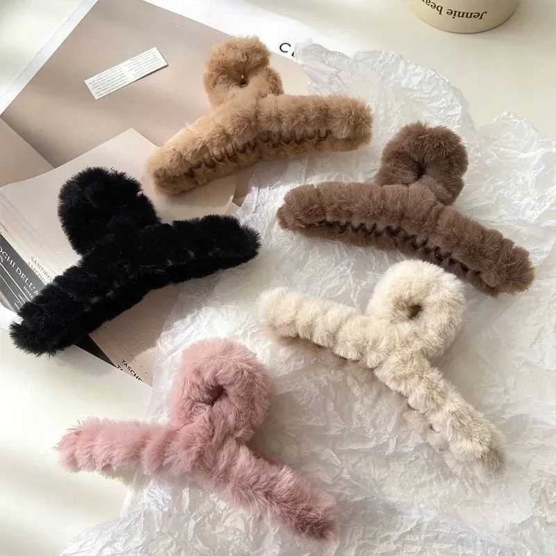 Winter Faux Fur Hair Claw for Women Elegant Acrylic Crab Barrette Hairpin Girl-Hair Accessories Furry Headwear Hair Claw Clip H260402