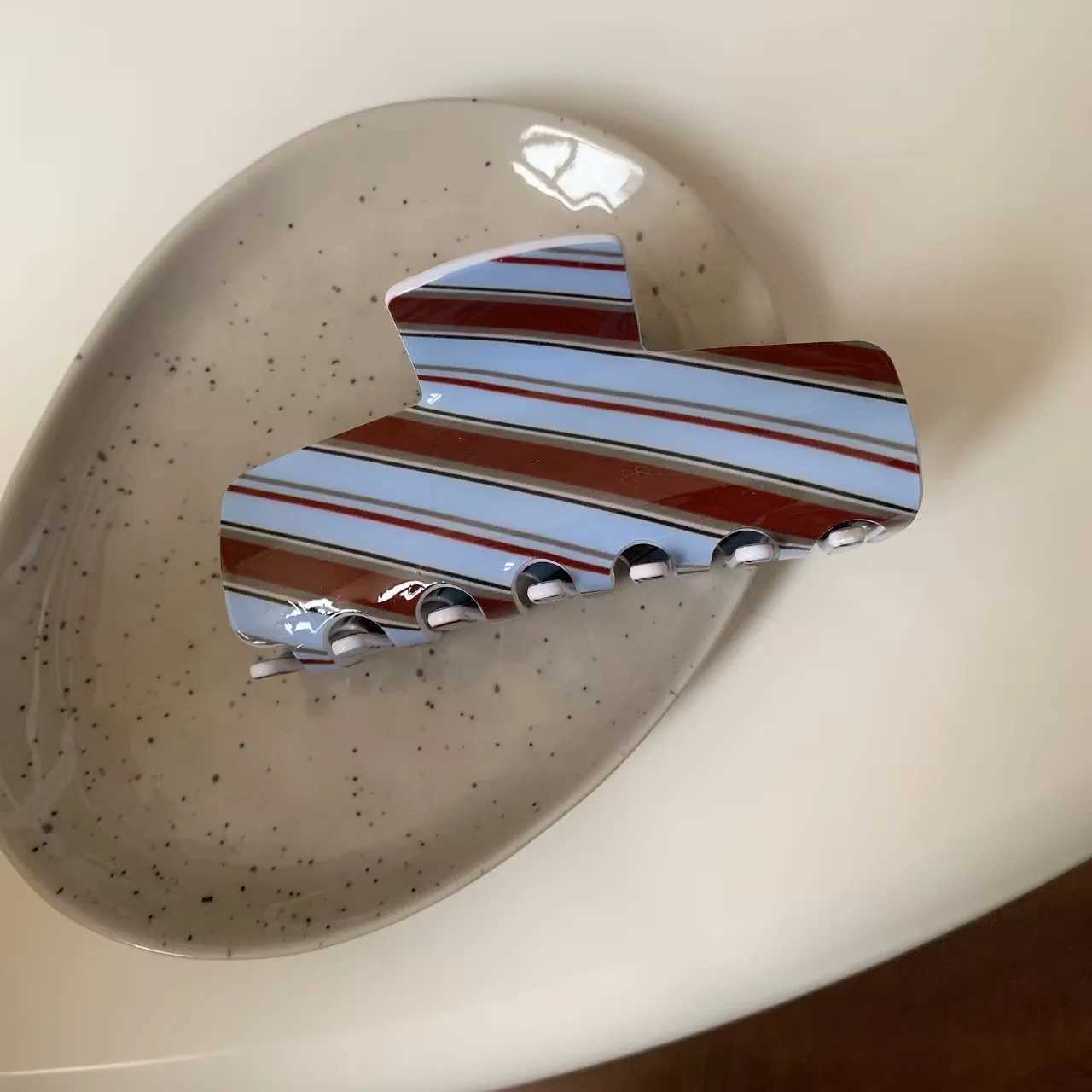 1pc Retro winter blue and brown striped hair claw high-end niche back-of-head shark clip minimalist elegant bun hair clip H260402