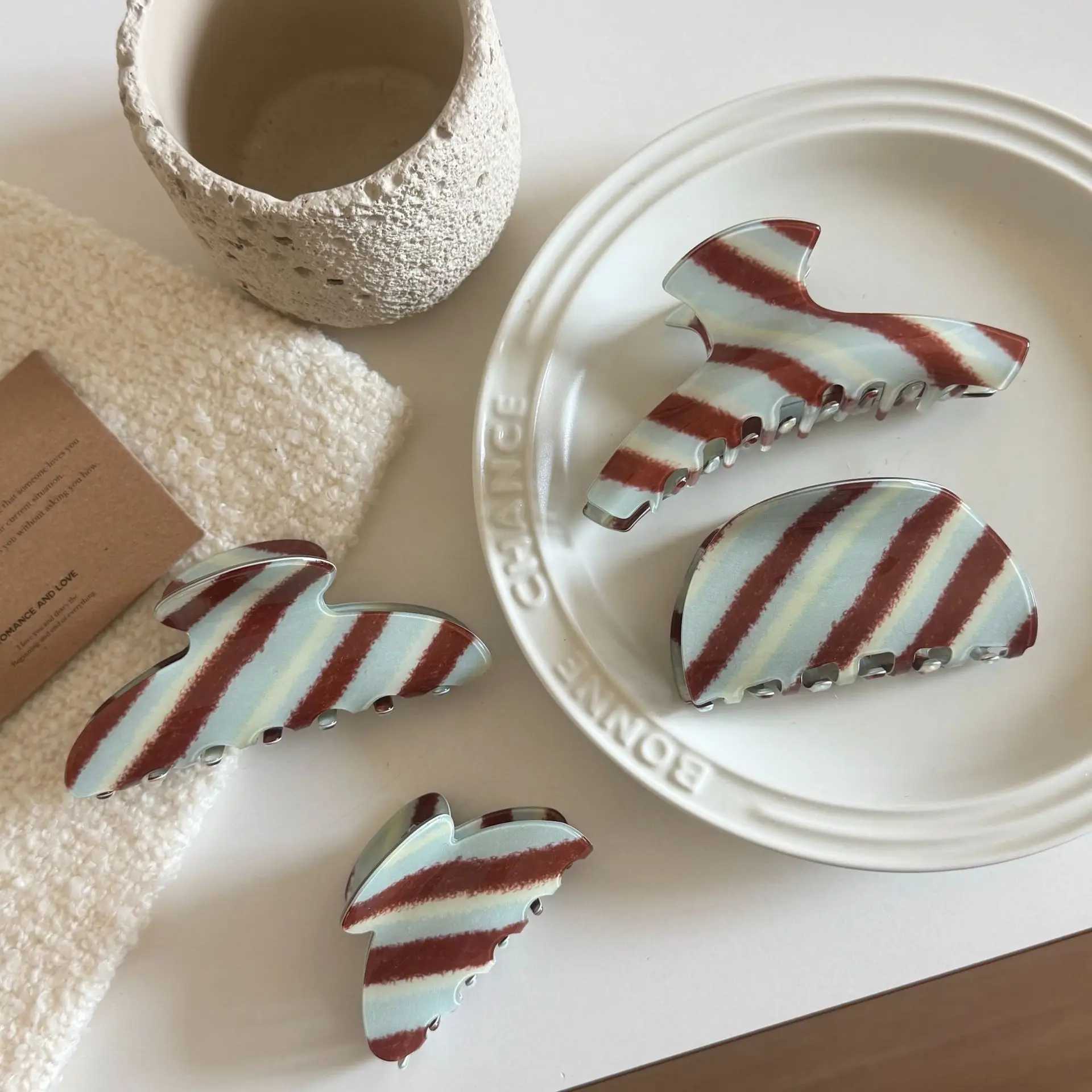 YHJ Blue Brown Striped Hair Clip Classic Casual Style Claw Clips Fashion Crab Hair Clips Hair Accessories for Women Girls H260402