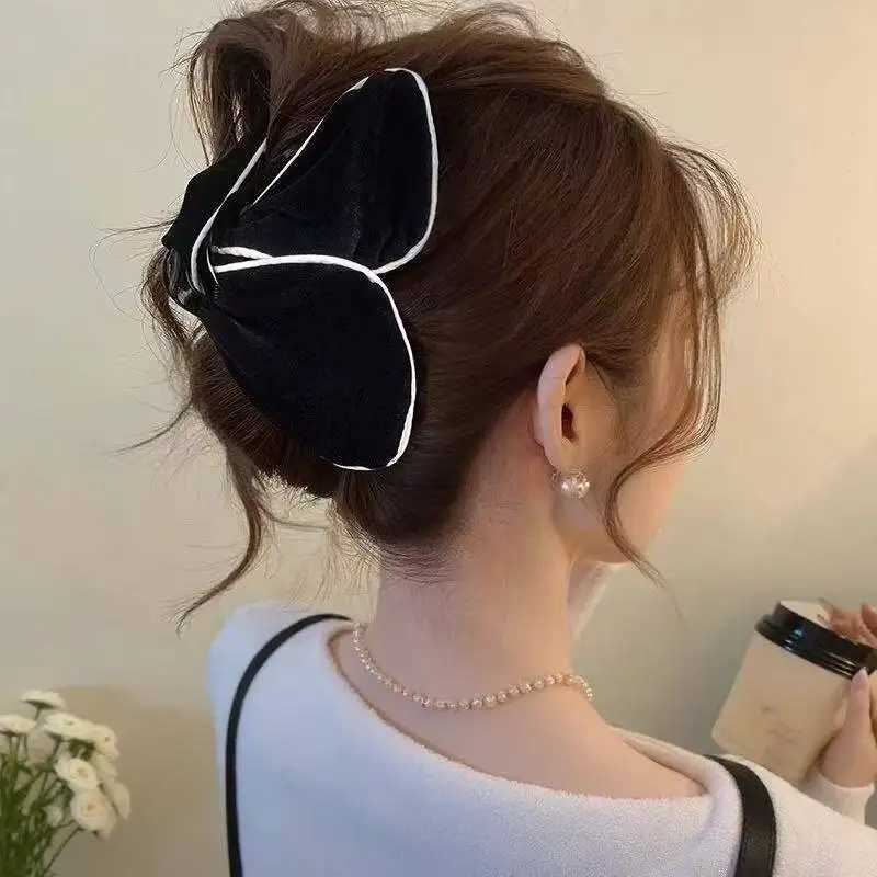 Retro Velvet Triangle Claw Clip Women Elegant Geometric Shark Clip Crab Barrettes Large Hairpins Thick Hair Accessories new H260402