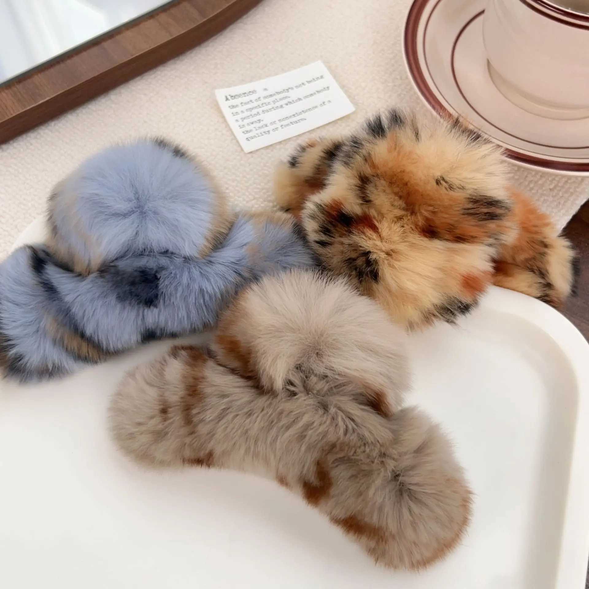 Luxury Large Plush Otter Rabbit Hair Claw Clip for Women Elegant Fuzzy Chunky Hair Clip Big Volume Bun Maker Shark Clip H260402