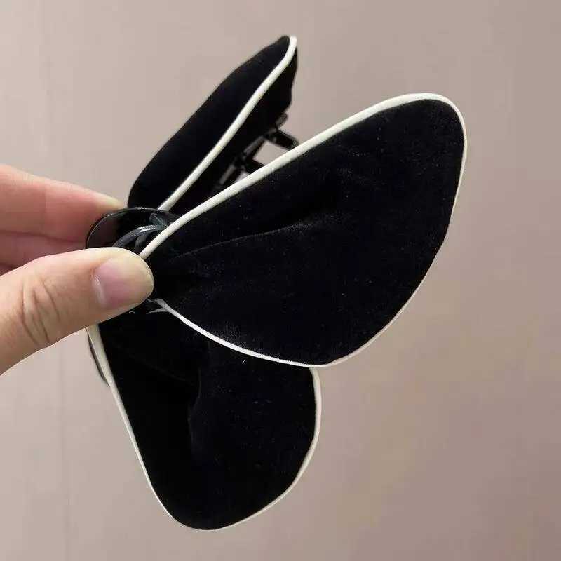 Retro Velvet Triangle Claw Clip Women Elegant Geometric Shark Clip Crab Barrettes Large Hairpins Thick Hair Accessories new H260402