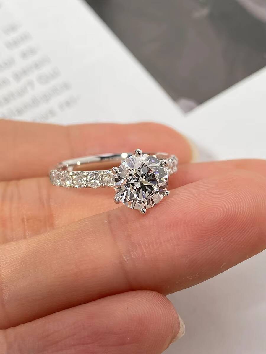 Single Row Six-Claw Platinum Pt950 1 Ct Brilliant Cut IGI Certified Laboratory-Cultivated Synthetic Diamond Ring