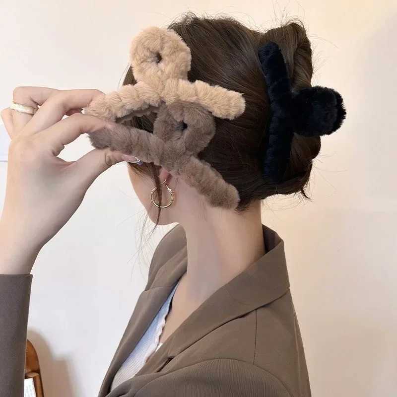 Winter Faux Fur Hair Claw for Women Elegant Acrylic Crab Barrette Hairpin Girl-Hair Accessories Furry Headwear Hair Claw Clip H260402