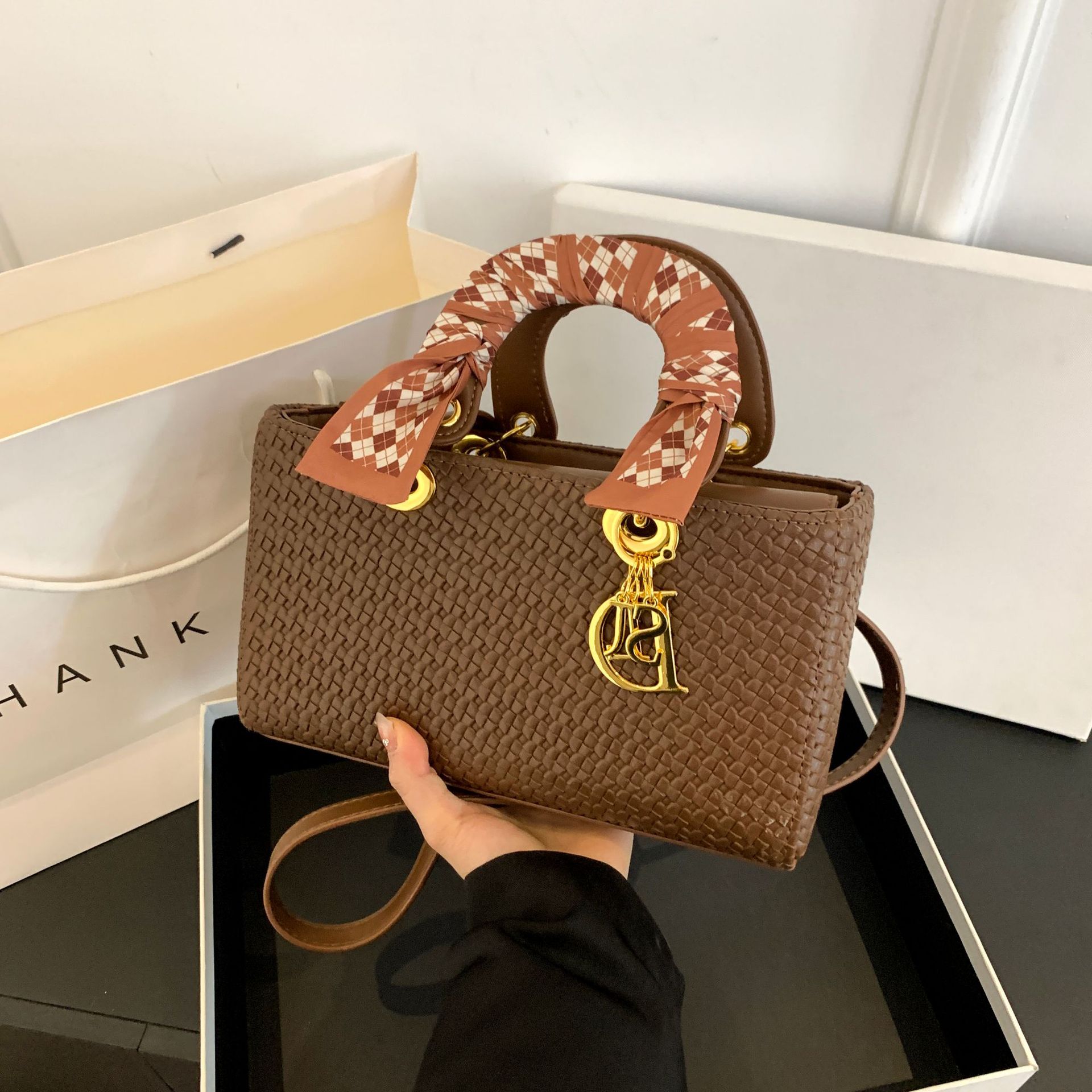 2026 new woven fashionable casual designer handbag temperament classic trend single shoulder cross body bag for women