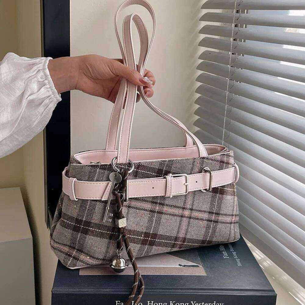 Retro Plaid Women's Shoulder 2026 New Fashionable Textured Tote Bag Versatile Work and Commuting Handbags for Women