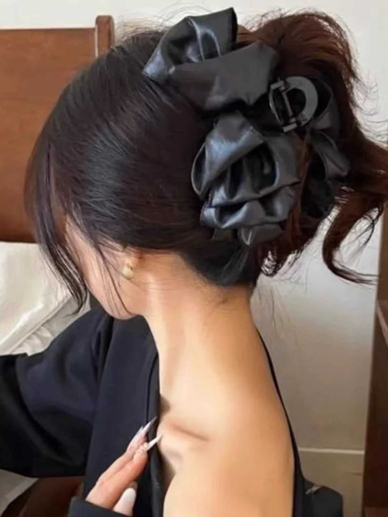 Red Leather Bow Hair Claw Clips for Women Large Shark Clip Jaw Clips for Thick Hair No-slip Fashion Winter Black Hair Accessory H260402