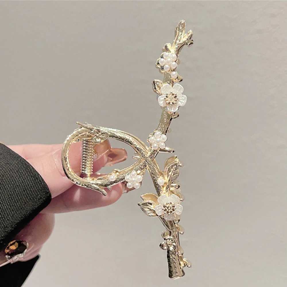 Elegant Retro Pearl Blossom Branch Hair Claw with Floral Detail Nature-Inspired Womens Fashion Hair Accessory H260402