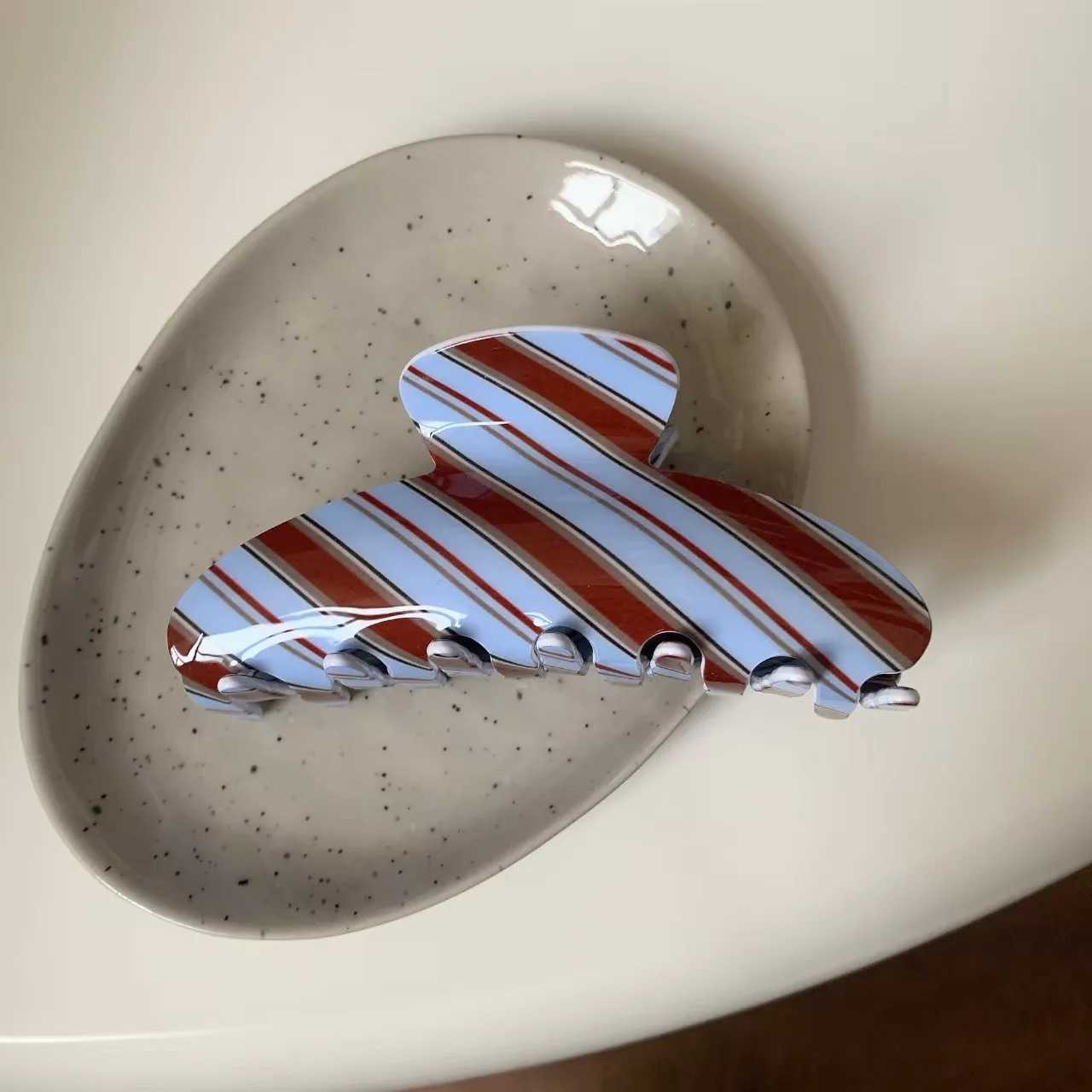 1pc Retro winter blue and brown striped hair claw high-end niche back-of-head shark clip minimalist elegant bun hair clip H260402