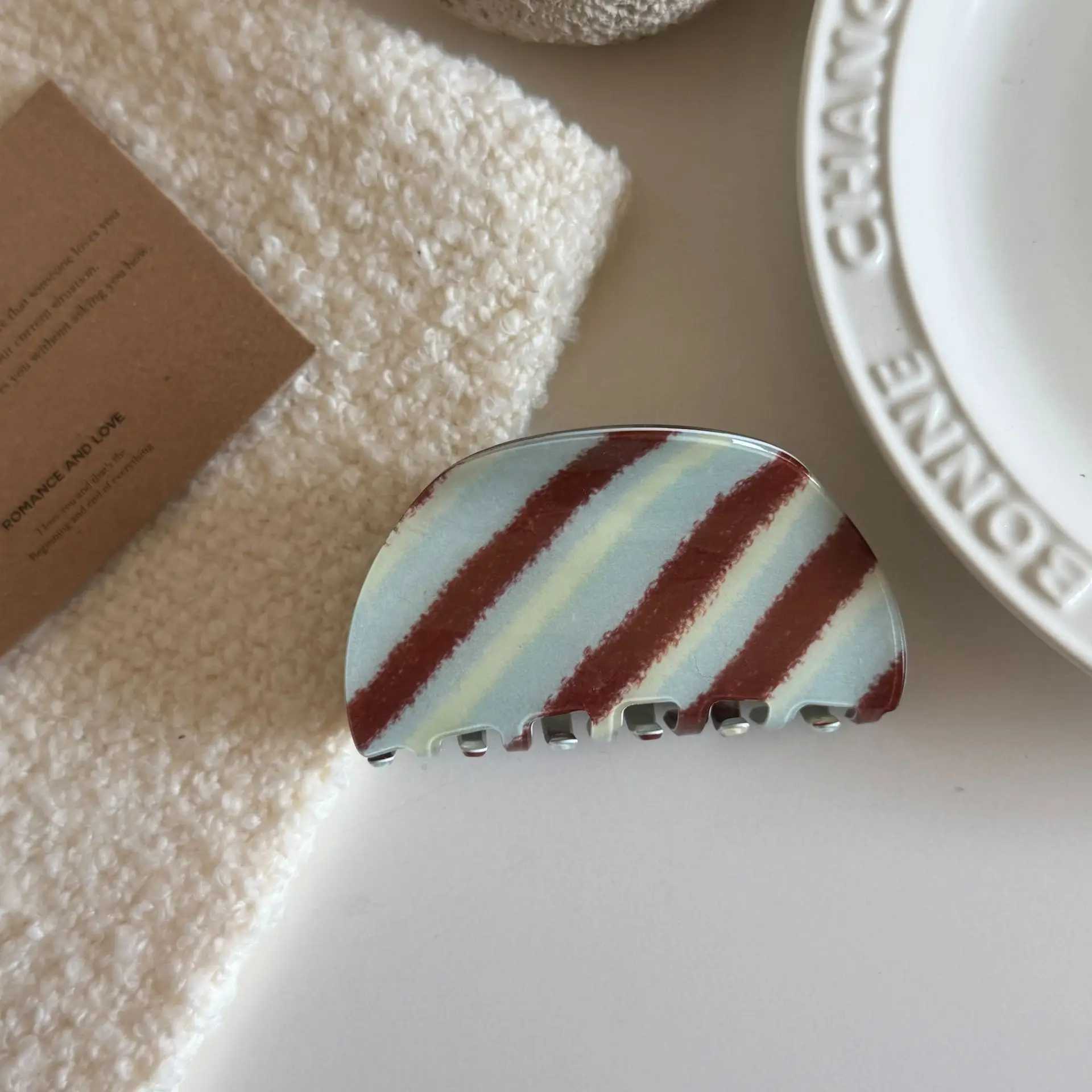 YHJ Blue Brown Striped Hair Clip Classic Casual Style Claw Clips Fashion Crab Hair Clips Hair Accessories for Women Girls H260402