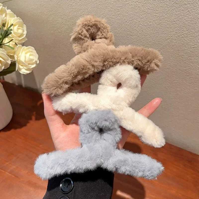 Winter Faux Fur Hair Claw for Women Elegant Acrylic Crab Barrette Hairpin Girl-Hair Accessories Furry Headwear Hair Claw Clip H260402