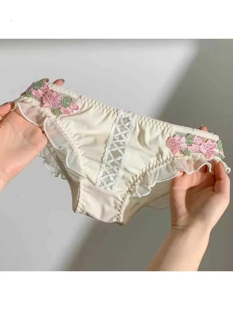 YUQI Vintage Floral Lingerie Set Cream Lace Bralette Retro Push Up Bra for Small Bust Women Pure Sensual Embroidered Wireless Z260402