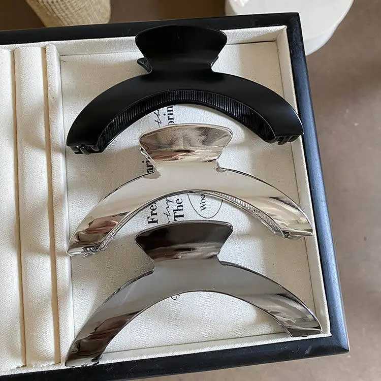 Summer New Arrival Metal Minimalist Style Curved Hair Claw Geometric Versatile Fashion Back-Head Bun Shark Clip Hair Accessory H260402