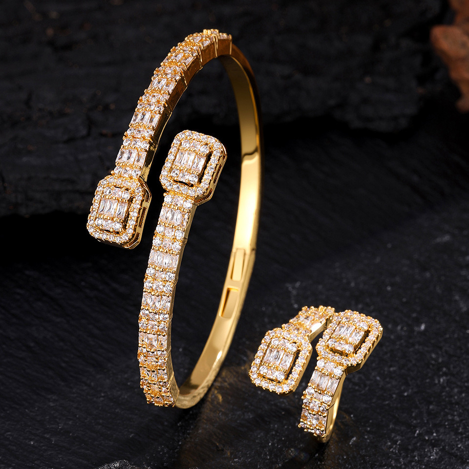 Zirconia-Studded Open-Ring with a Stylish Design: Instagram-Inspired, Unique, Lightly Luxurious, Niche Je