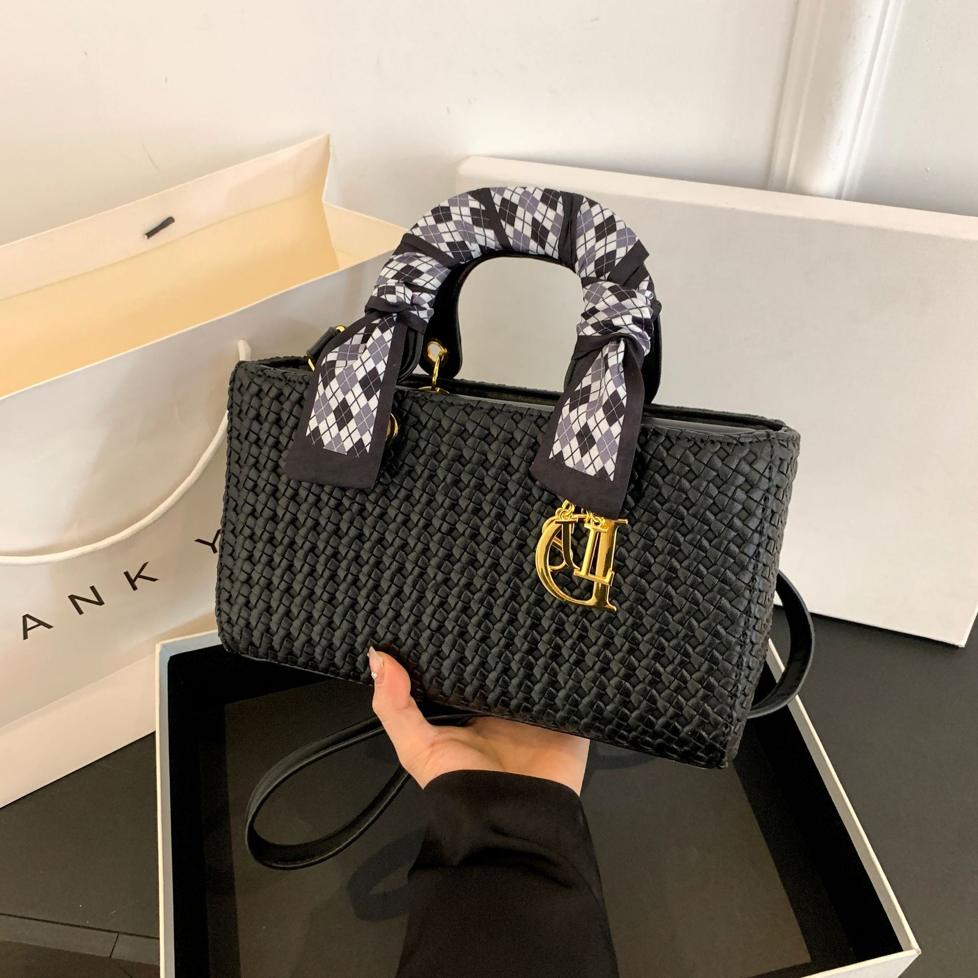 2026 new woven fashionable casual designer handbag temperament classic trend single shoulder cross body bag for women