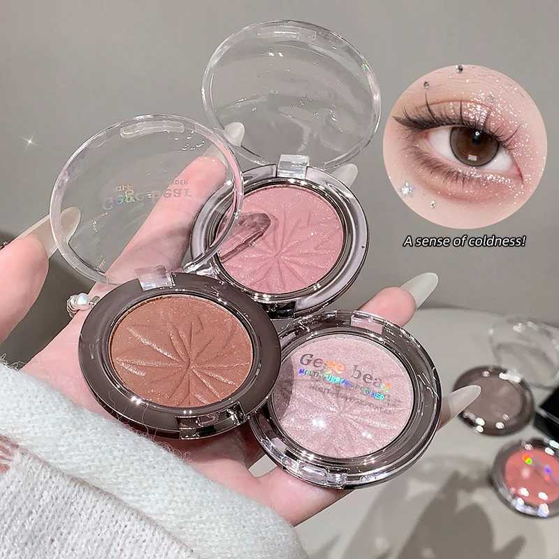 Planet highlighter powder brightens the whole body with a burst of nasal shadows and a three-dimensional highlight on the face H260402