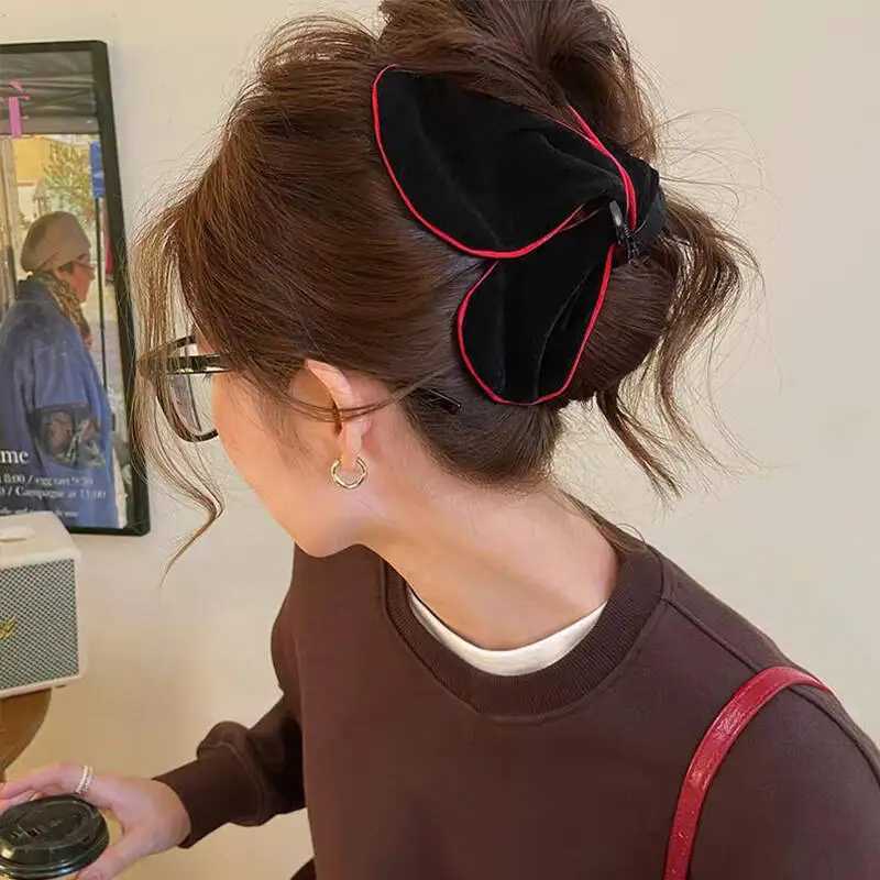 Retro Velvet Triangle Claw Clip Women Elegant Geometric Shark Clip Crab Barrettes Large Hairpins Thick Hair Accessories new H260402