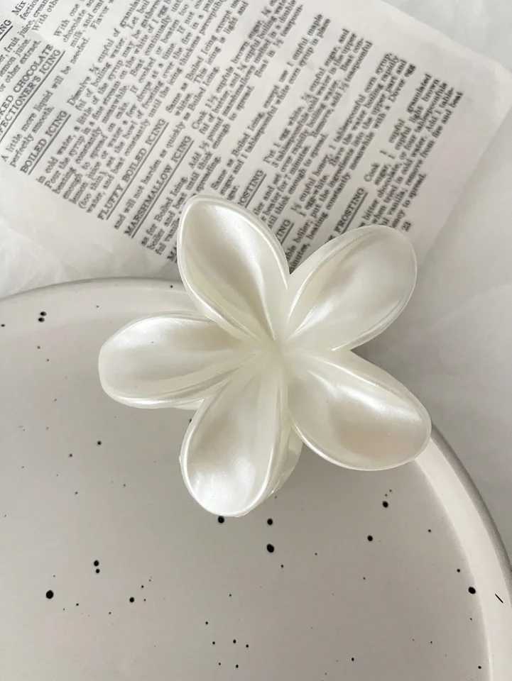 2Pcs white light sensitive flower clip shark clip at the back of the head beach vacation style simple hair accessory H260402