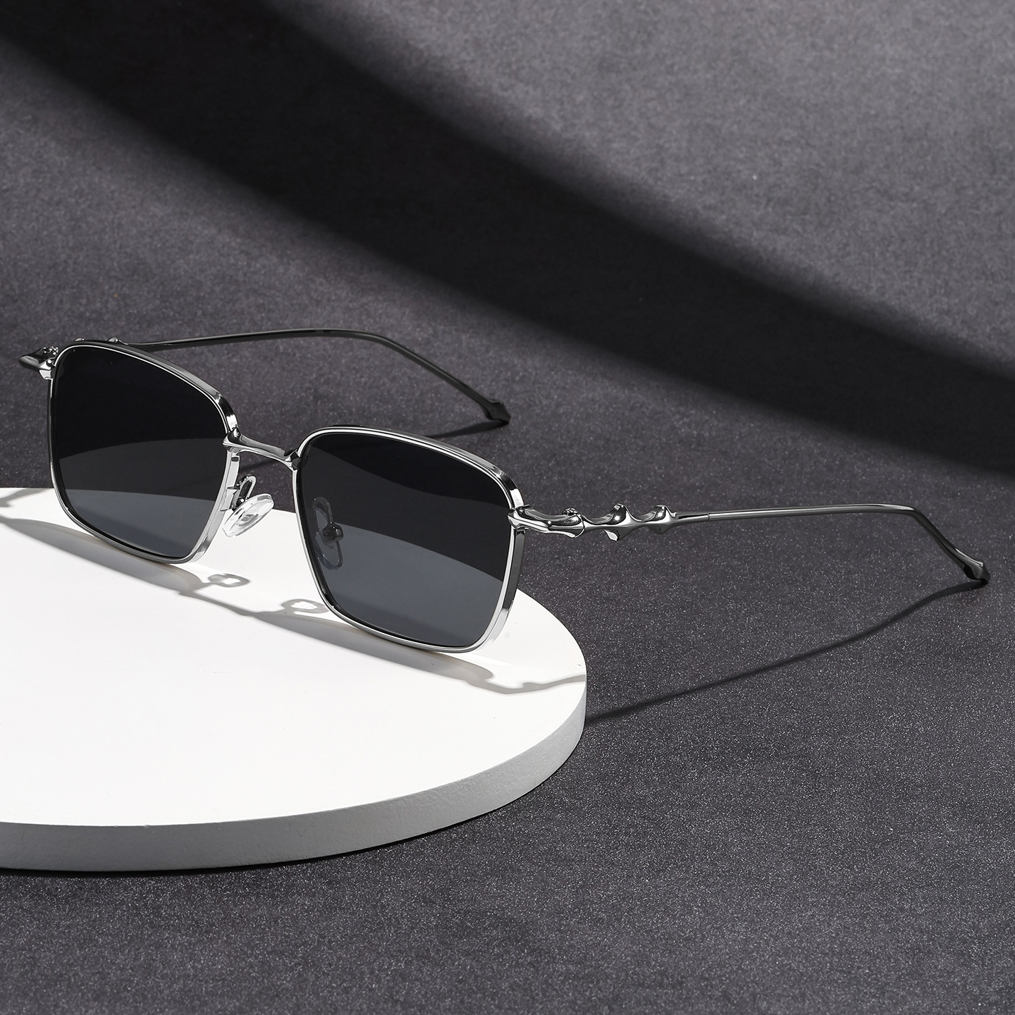 2026 New Model Designer Luxury Glasses Feature A Unique Rectangular Metal Frame Design With Lightweight Square Lenses For Sun Protection