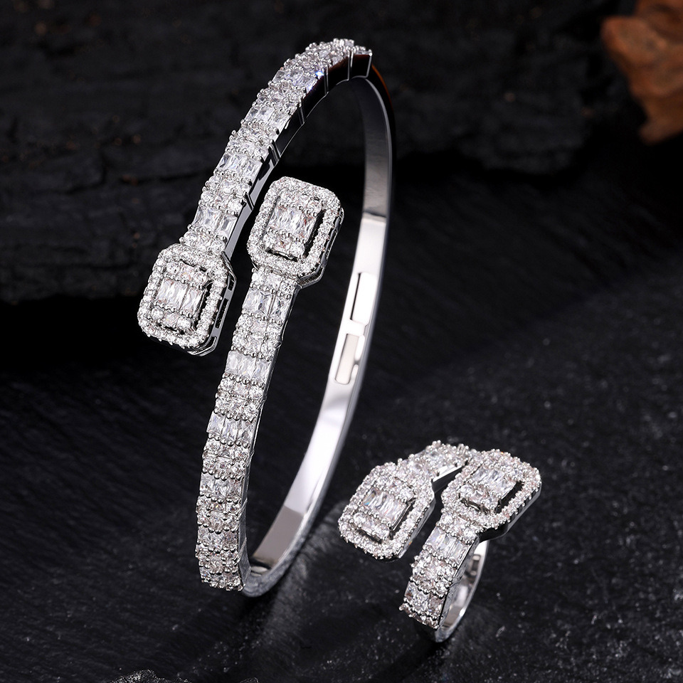 Zirconia-Studded Open-Ring with a Stylish Design: Instagram-Inspired, Unique, Lightly Luxurious, Niche Je