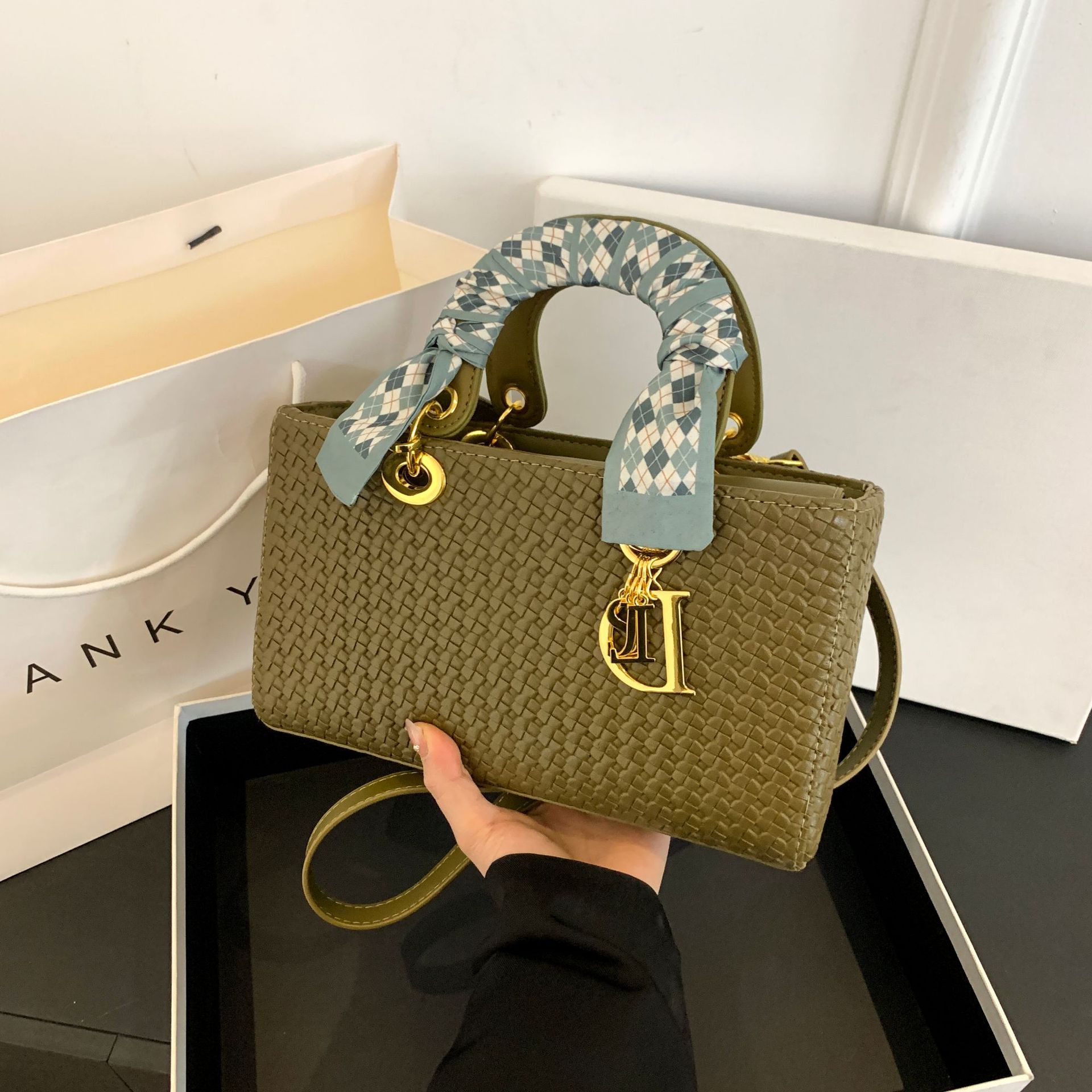 2026 new woven fashionable casual designer handbag temperament classic trend single shoulder cross body bag for women