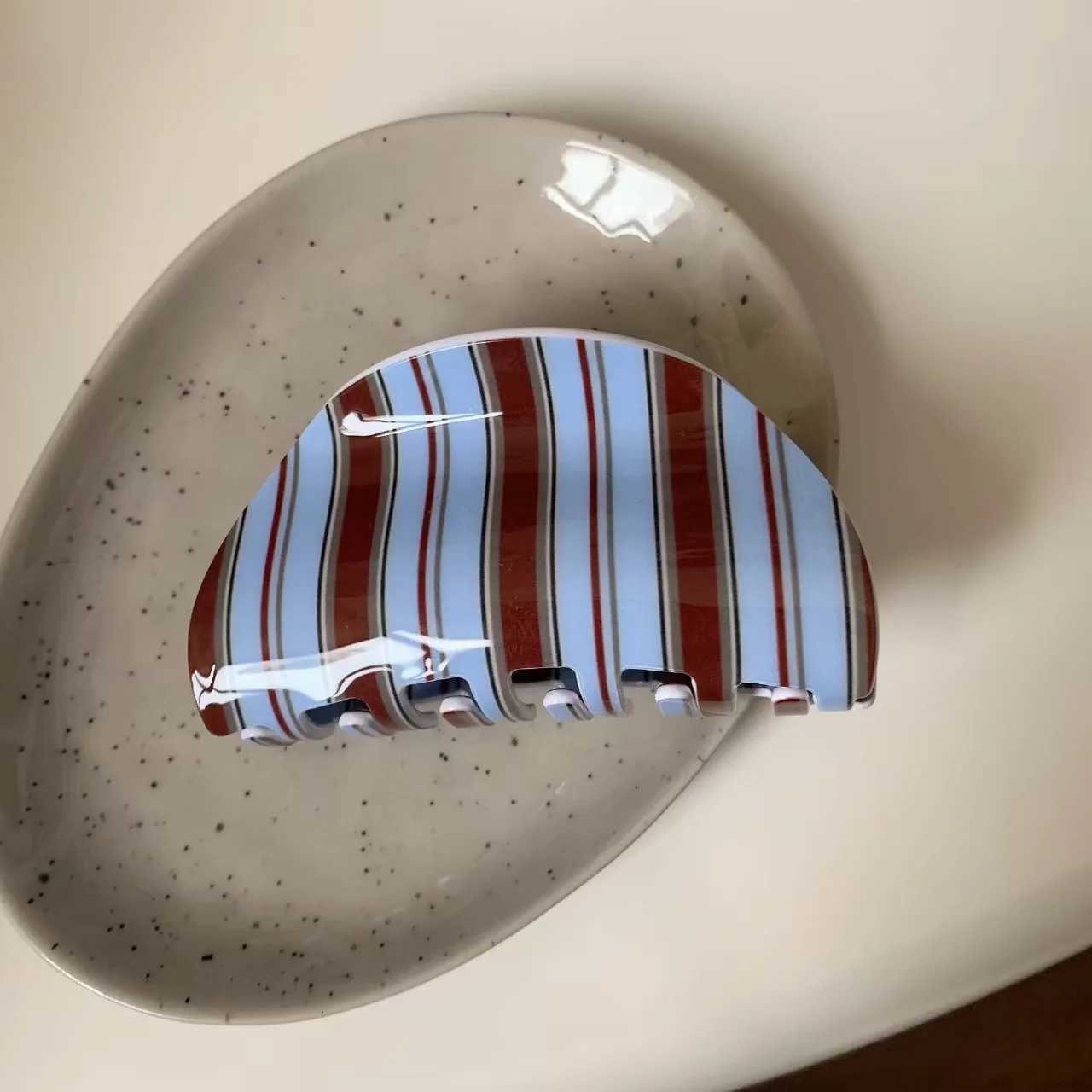 1pc Retro winter blue and brown striped hair claw high-end niche back-of-head shark clip minimalist elegant bun hair clip H260402