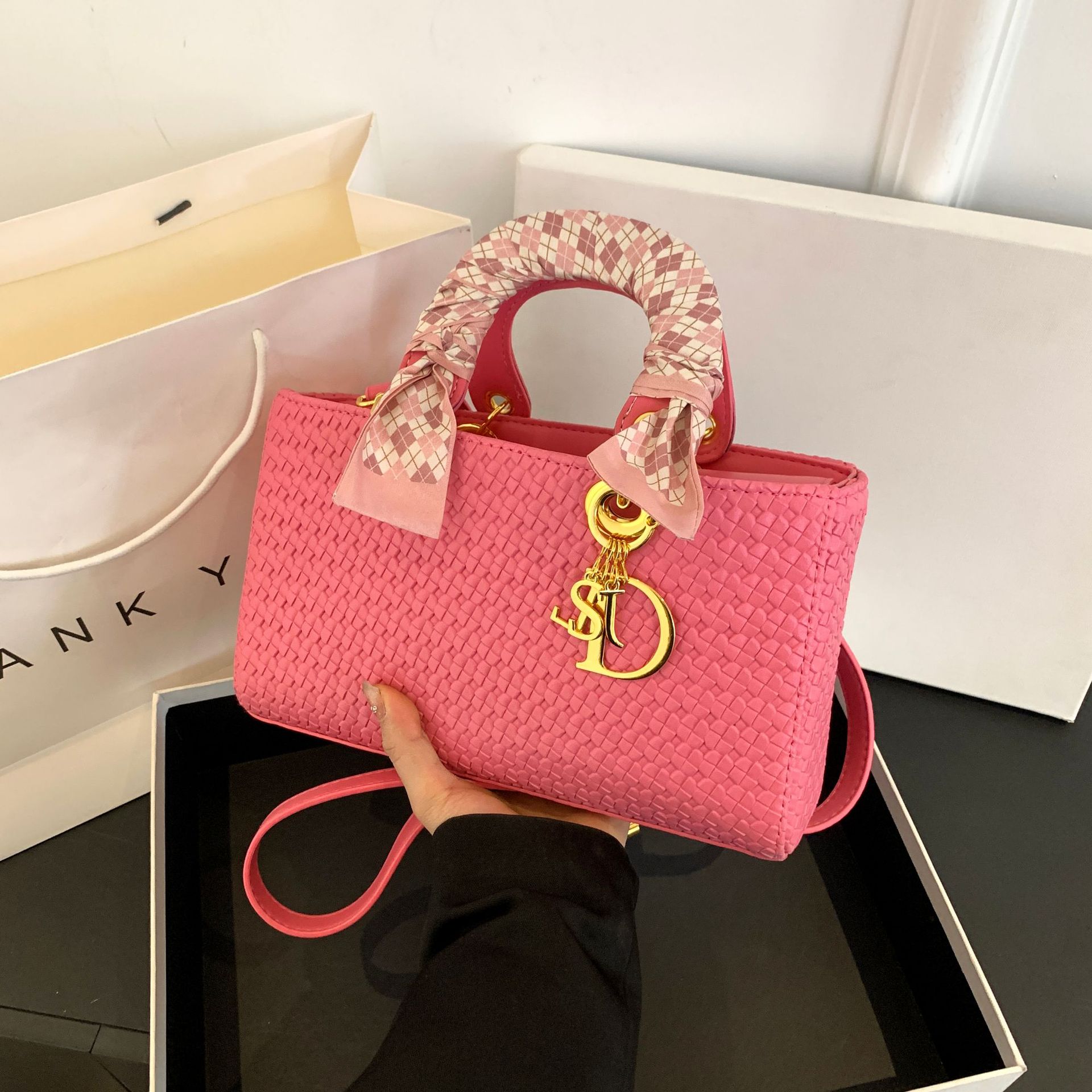 2026 new woven fashionable casual designer handbag temperament classic trend single shoulder cross body bag for women