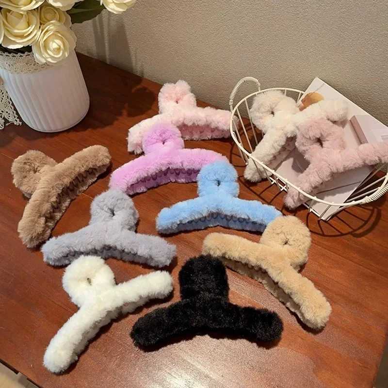 Winter Faux Fur Hair Claw for Women Elegant Acrylic Crab Barrette Hairpin Girl-Hair Accessories Furry Headwear Hair Claw Clip H260402