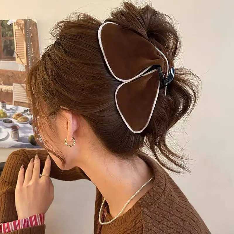 Retro Velvet Triangle Claw Clip Women Elegant Geometric Shark Clip Crab Barrettes Large Hairpins Thick Hair Accessories new H260402