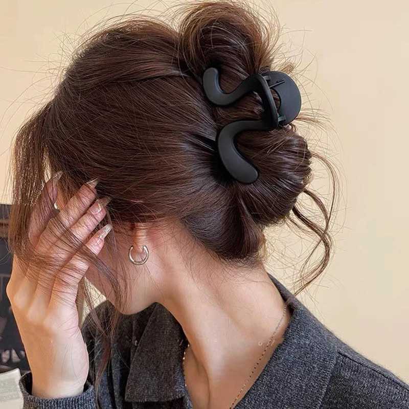 Korean-Style Matte Solid Color Simple Geometric Irregular Hair Clip Fashionable And Elegant Shark Clip For Hair Accessory H260402