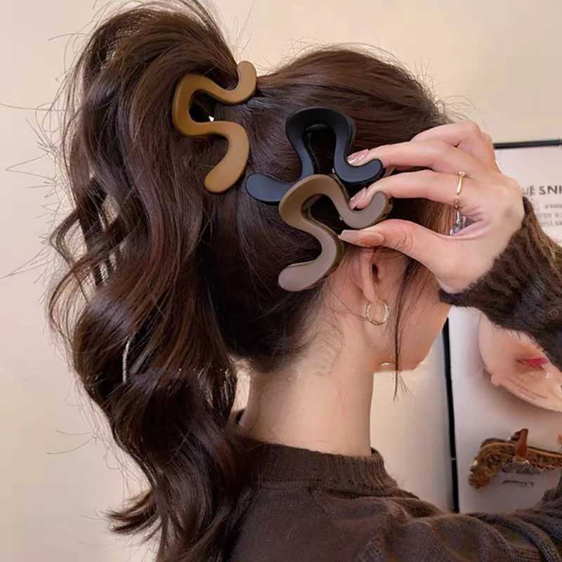 Korean-Style Matte Solid Color Simple Geometric Irregular Hair Clip Fashionable And Elegant Shark Clip For Hair Accessory H260402