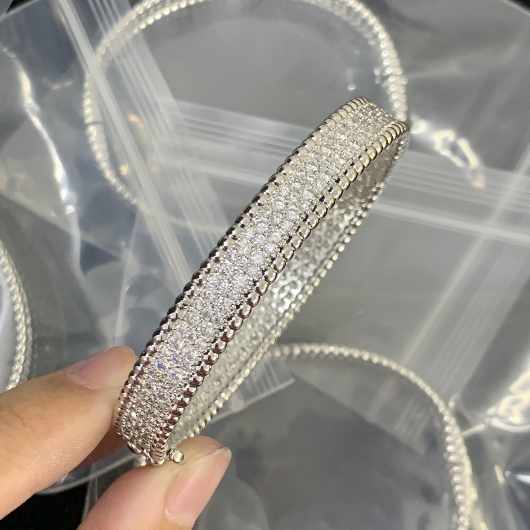 (pls order according to picture, not description) Women's fashion accessories bracelet four leaves flowers with rhinestones