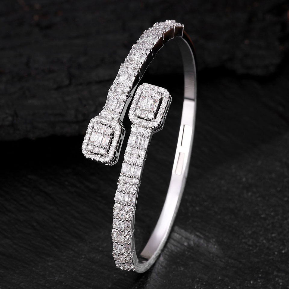 Zirconia-Studded Open-Ring with a Stylish Design: Instagram-Inspired, Unique, Lightly Luxurious, Niche Je