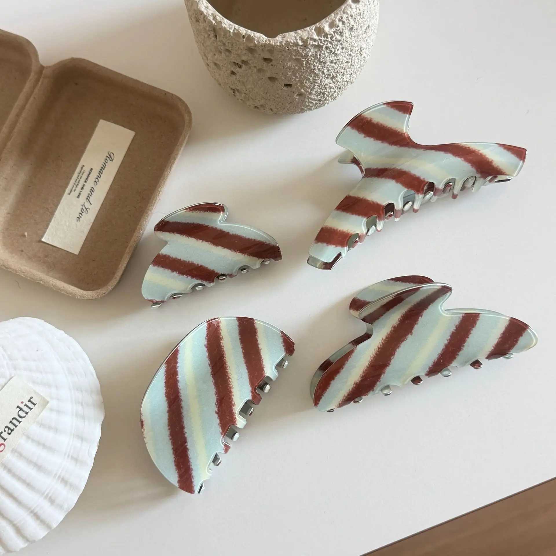 YHJ Blue Brown Striped Hair Clip Classic Casual Style Claw Clips Fashion Crab Hair Clips Hair Accessories for Women Girls H260402