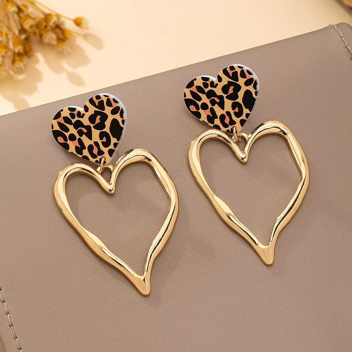 A Pair of Womens Earrings Fashionable and Sweetly Cool Exaggerated Heart-Shaped Alloy Pendant Earrings Suitable for Valentines Day Gifts H260403