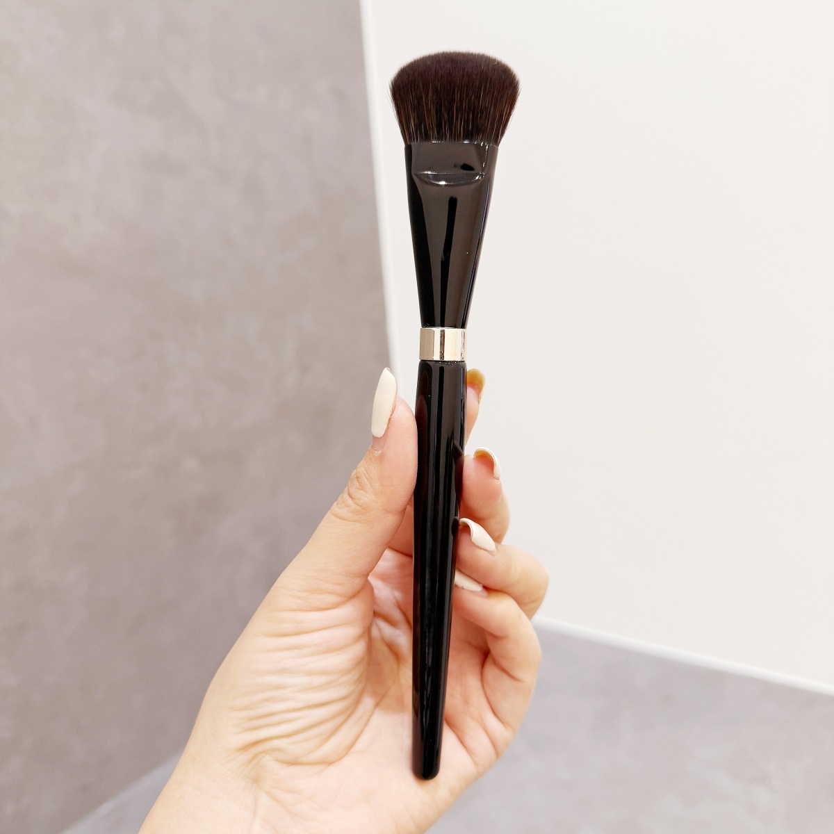 Soft Focus Foundation Brush Soft Synthetic Hair Angled Makeup Brush for Cream Liquid Formulas