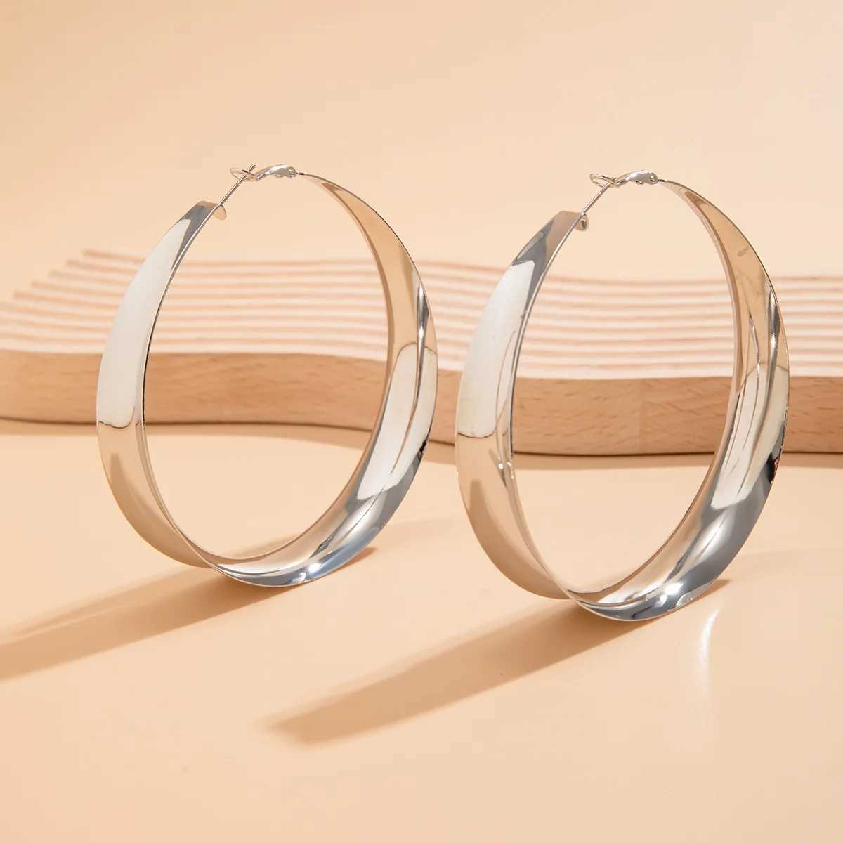 Exaggerated Personality Big Hollow Out Round Hoop Earrings for Women Fashion Circle Shape Ear Rings Ladies Daily Jewelry Gifts H260403