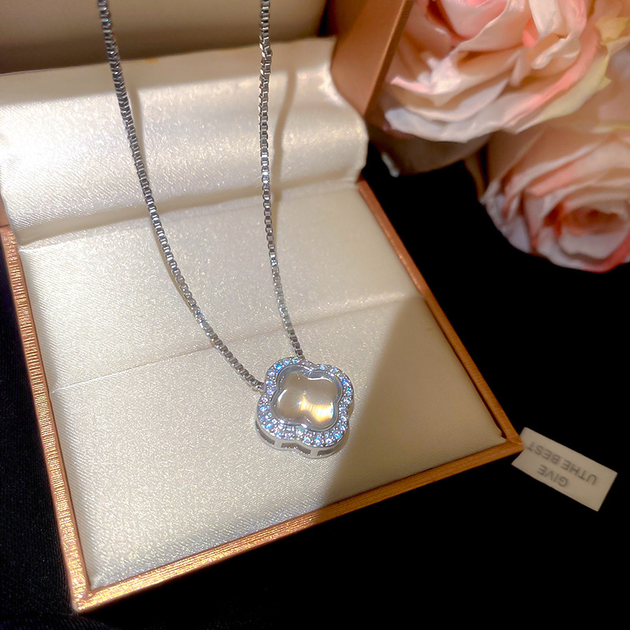 New Chinese-style zircon resin flower pendant necklace, light luxury high-end feel, collarbone chain, simple and elegant, suitable for commuting - view 7