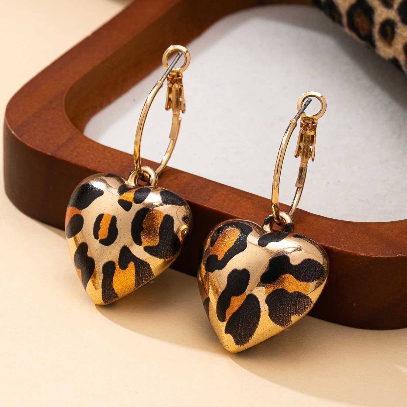 A Pair of Womens Earrings with 3D Heart-Shaped Leopard Print Pendants Suitable for Everyday and Autumn/Winter Wear H260403