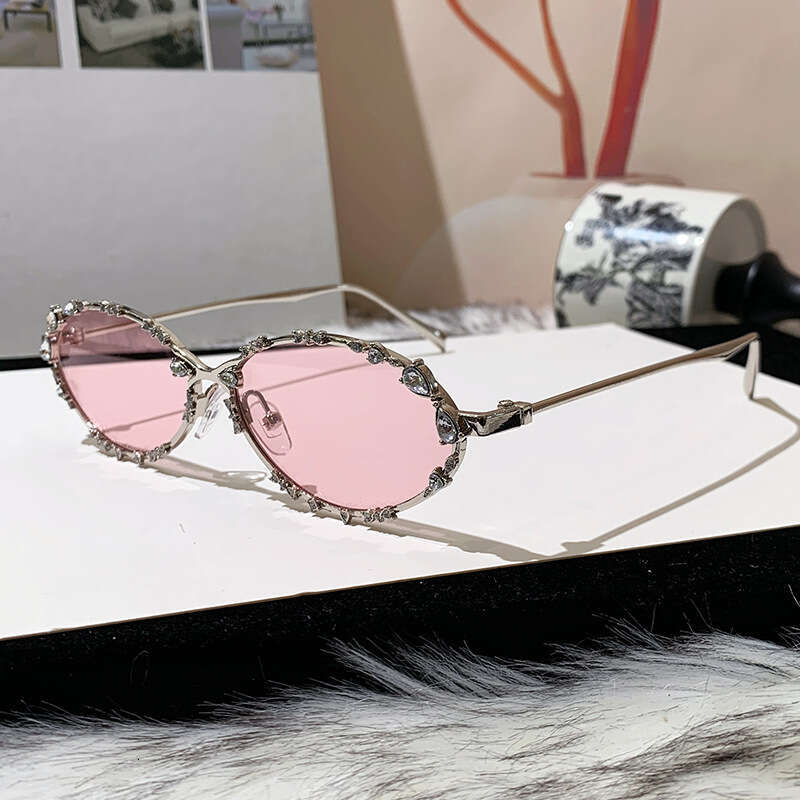 Stylish elegant diamond-embellished women's with metal oval frame, fashionable sunglasses for street photography and sun protection