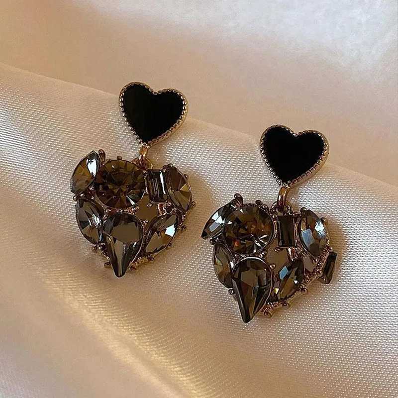 Temperament Black Crystal Love Heart Stud Earring for Women Vintage Fashion Korean Earrings Wedding Bride Jewelry Accessories H260403